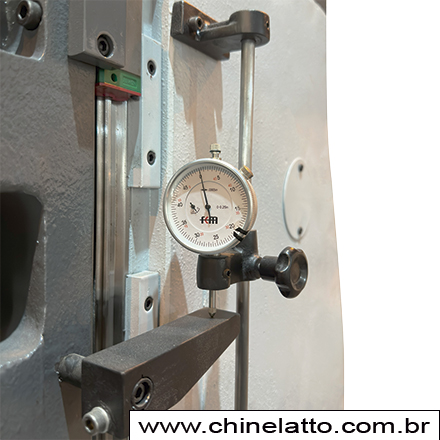 01 Dial indicator on the column